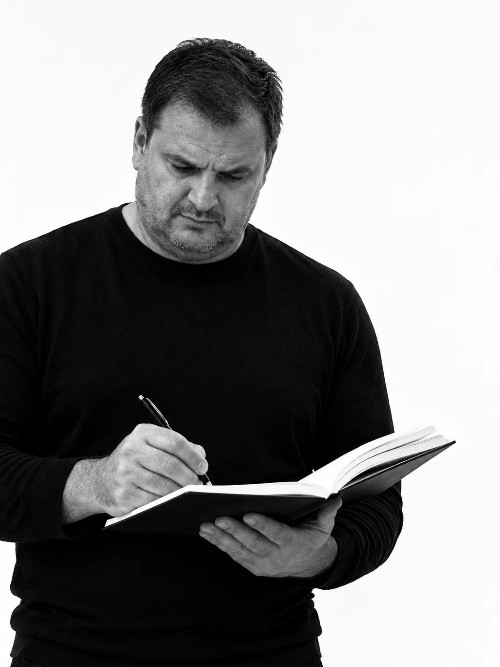Juan Miguel Ripoll escribiendo en su cuaderno